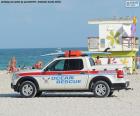 Майами-Бич океана спасение автомобиля с доской для серфинга на крыше